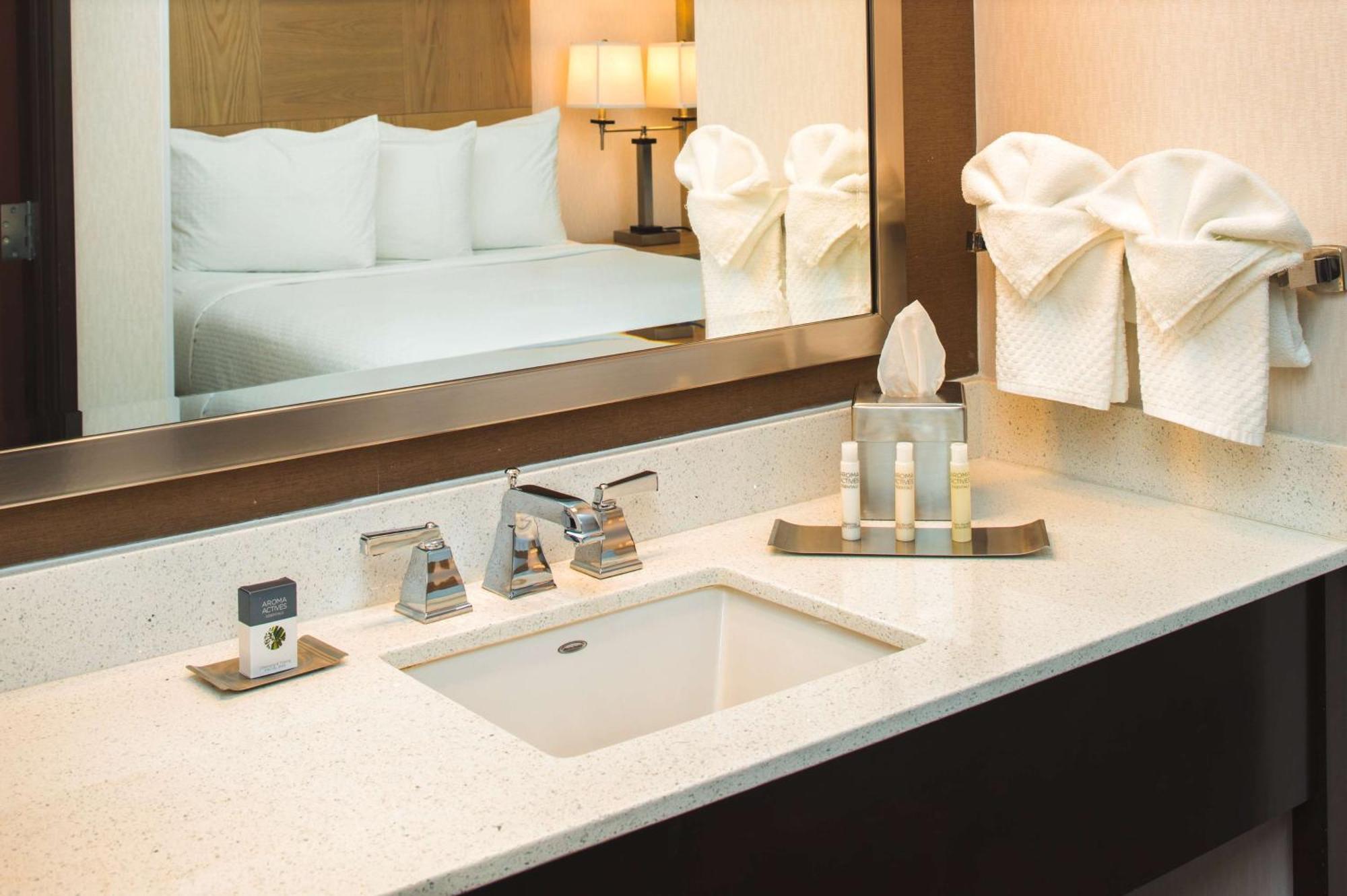 Doubletree By Hilton Olympia Otel Dış mekan fotoğraf