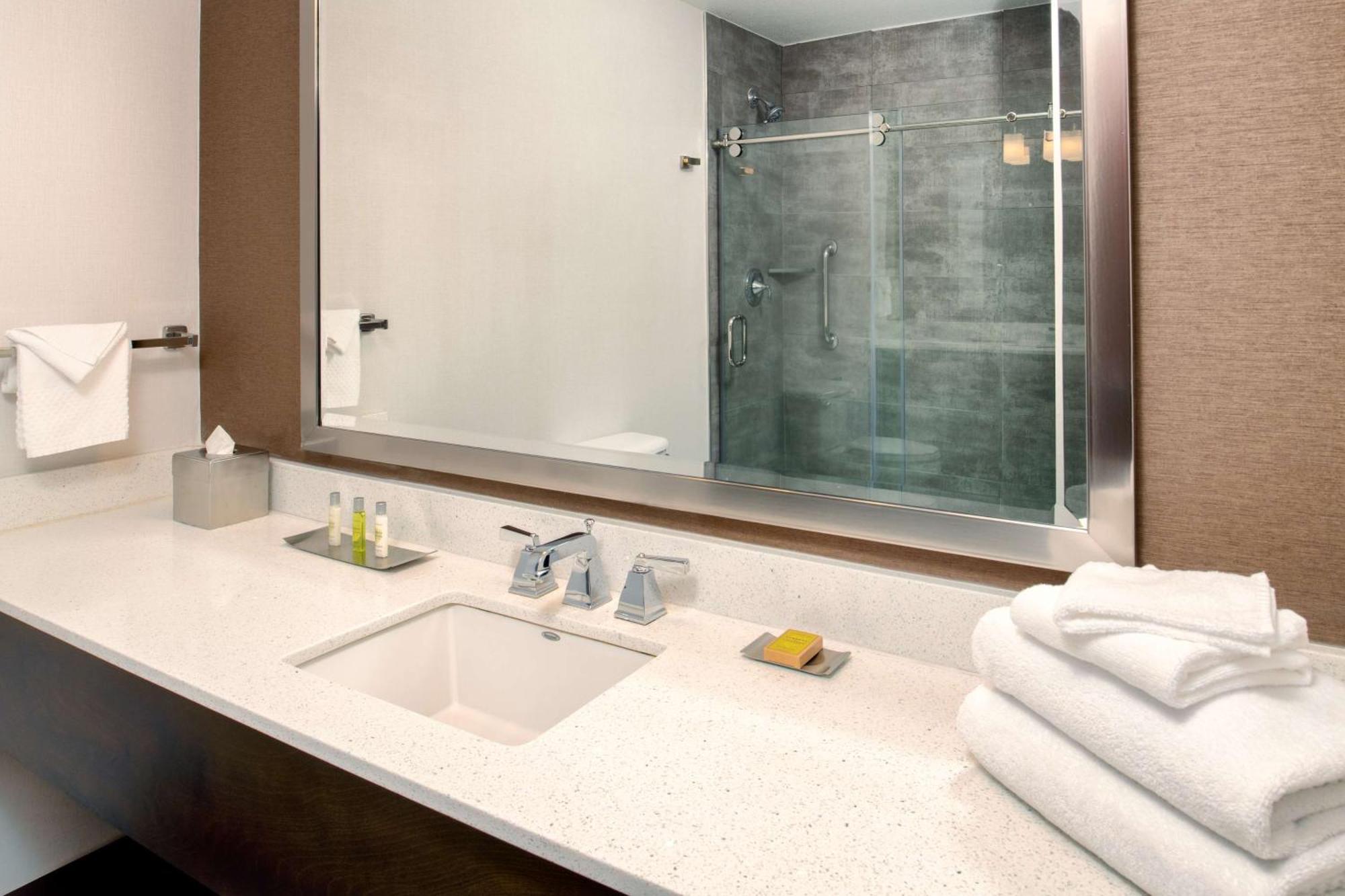 Doubletree By Hilton Olympia Otel Dış mekan fotoğraf